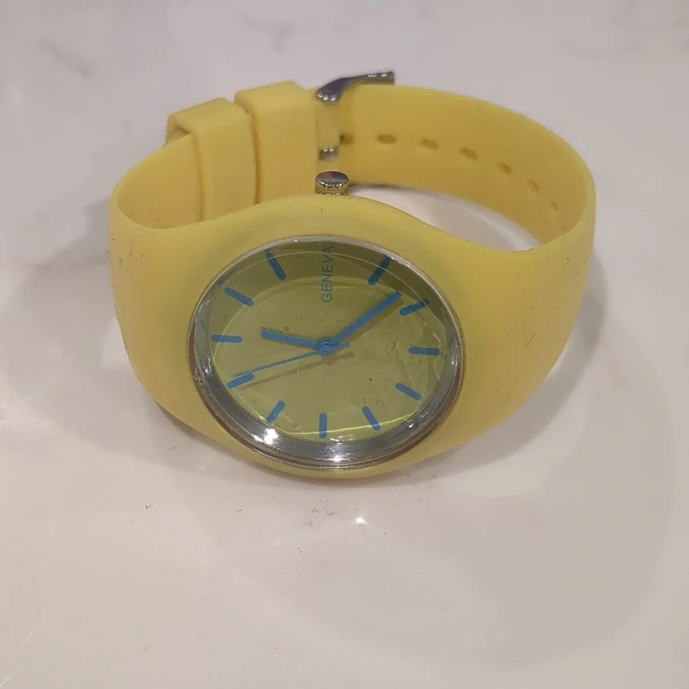 Classic European Yellow Silicone Watch with Blue Hands